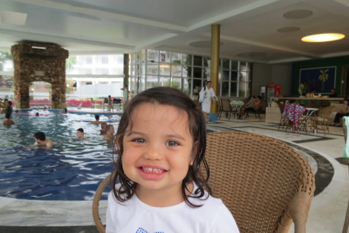 Viagem do Blog ao Mavsa Resort dentro do espaço coberto com piscina aquecida.