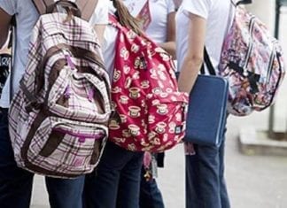 Arrumando mochilas das crianças para a volta às aulas
