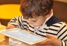A influência da tecnologia no desenvolvimento infantil criança no tablet