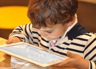 A influência da tecnologia no desenvolvimento infantil criança no tablet