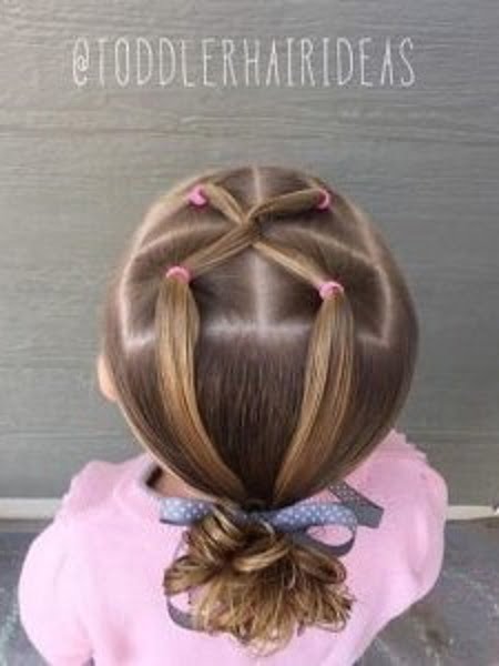 Penteado Infantil Adorável. Rotina De Beleza Feminina. Dicas De Estilos.  Hobbies Adolescentes. Penteado. Linda Garota Enrolando Ca Imagem de Stock -  Imagem de lifestyle, passatempos: 220988005