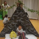 Festa do pijama com cabana tema na Selva menino