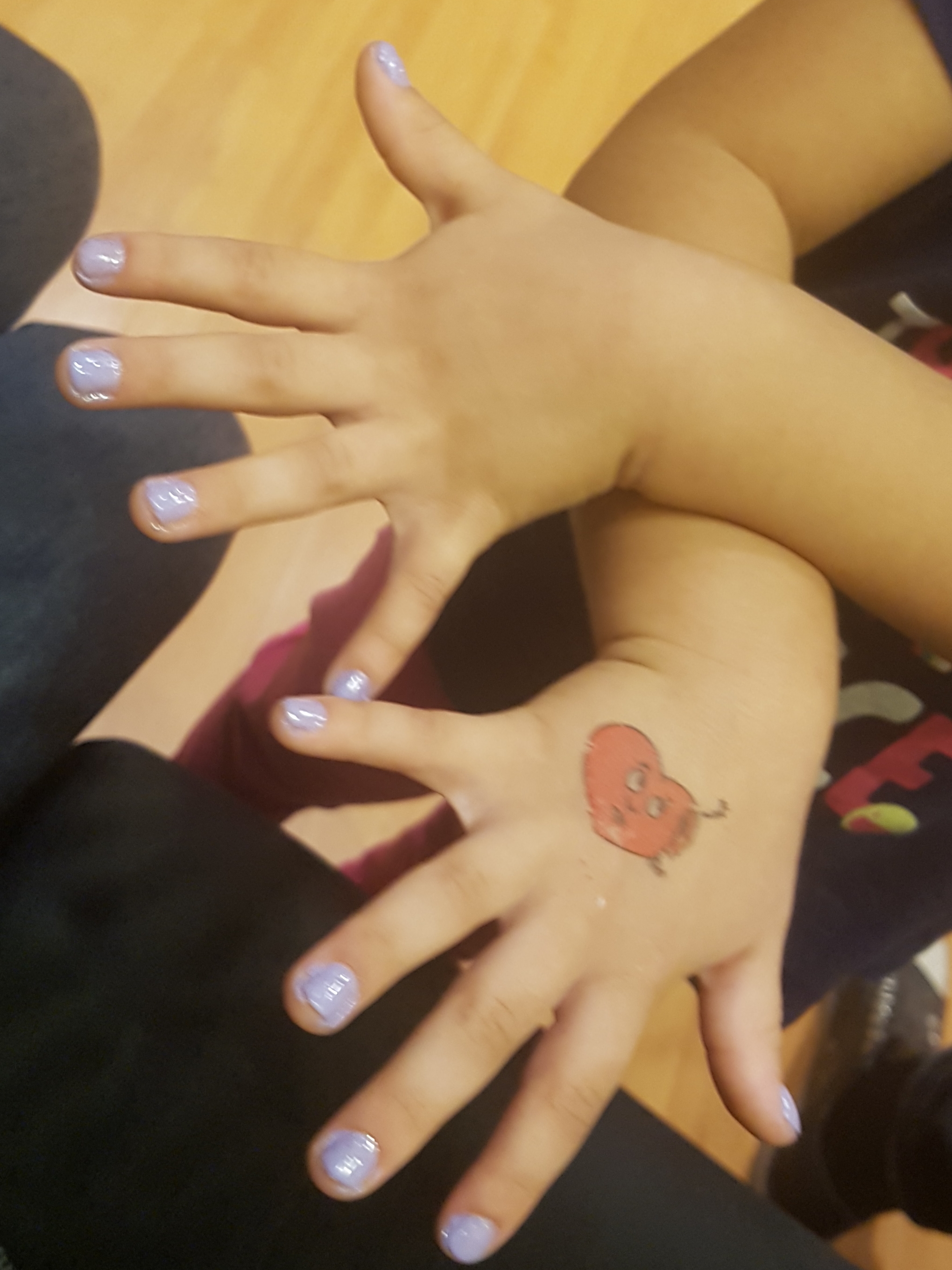 Festa do pijama pintura unhas e tatuagem
