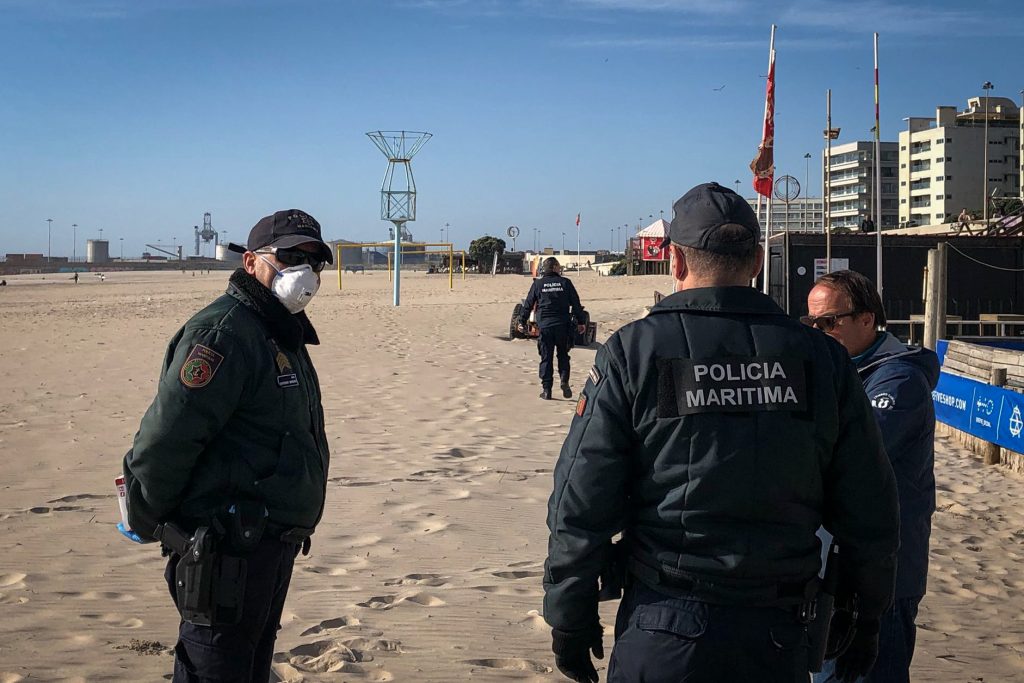 Polícia controlando acesso às praias de Matosinhos